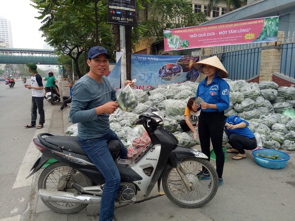 gac lai ky nghi le sinh vien tinh nguyen giai cuu dua chuot giup nong dan