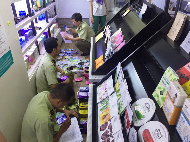 lat tay chieu gan mac han quoc tai nhieu cua hang my pham