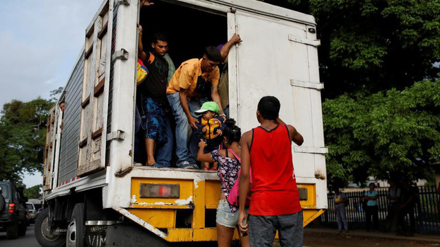xe nhoi nhet nguoi ngay cang thinh hanh o venezuela