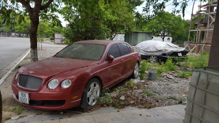 xot xa nhin sieu xe tien ty bentley bi bo roi o via he hai phong