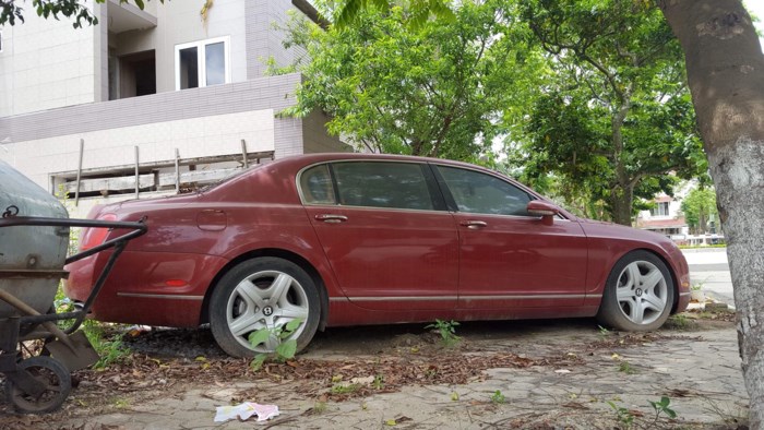 xot xa nhin sieu xe tien ty bentley bi bo roi o via he hai phong