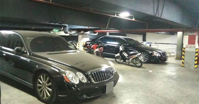 xot xa nhin sieu xe tien ty bentley bi bo roi o via he hai phong