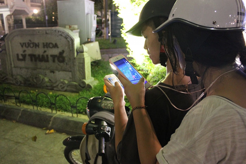 toi cuoi tuan gioi tre ha thanh no nuc xuong pho bat pokemon