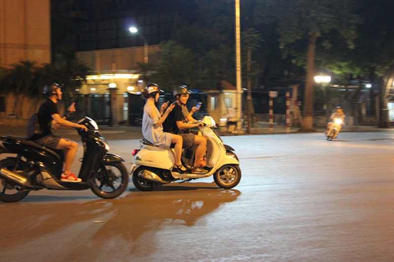 toi cuoi tuan gioi tre ha thanh no nuc xuong pho bat pokemon