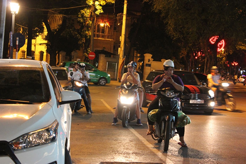 toi cuoi tuan gioi tre ha thanh no nuc xuong pho bat pokemon