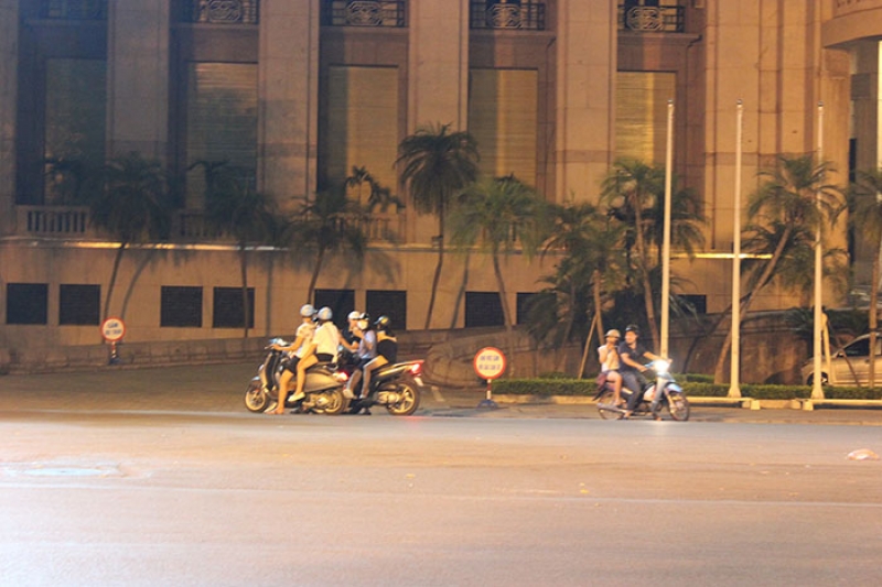 toi cuoi tuan gioi tre ha thanh no nuc xuong pho bat pokemon