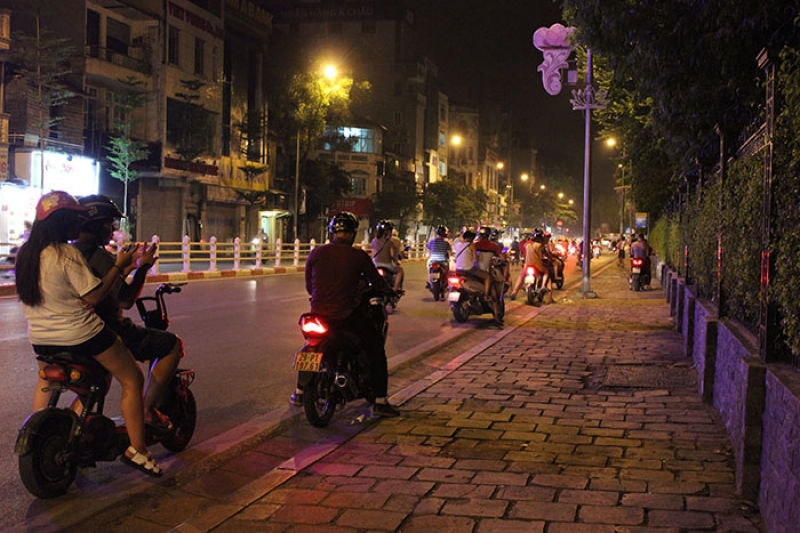 ha noi hon 1h sang ca gia dinh dat nhau di bat pokemon