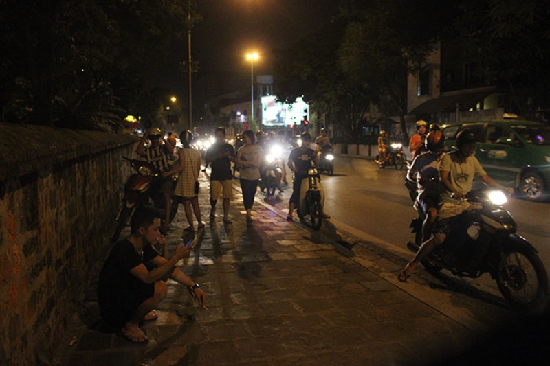 ha noi hon 1h sang ca gia dinh dat nhau di bat pokemon