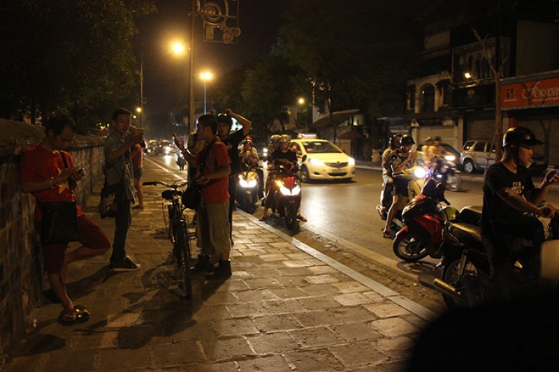 ha noi hon 1h sang ca gia dinh dat nhau di bat pokemon