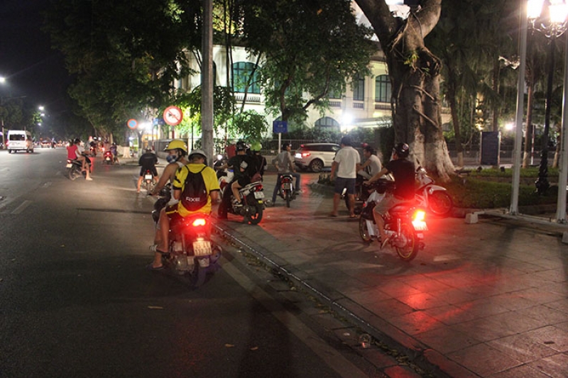 ha noi hon 1h sang ca gia dinh dat nhau di bat pokemon