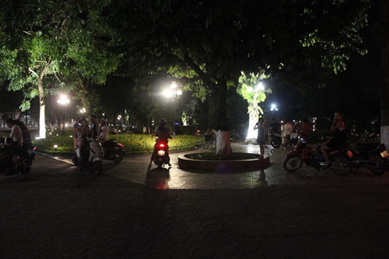 ha noi hon 1h sang ca gia dinh dat nhau di bat pokemon