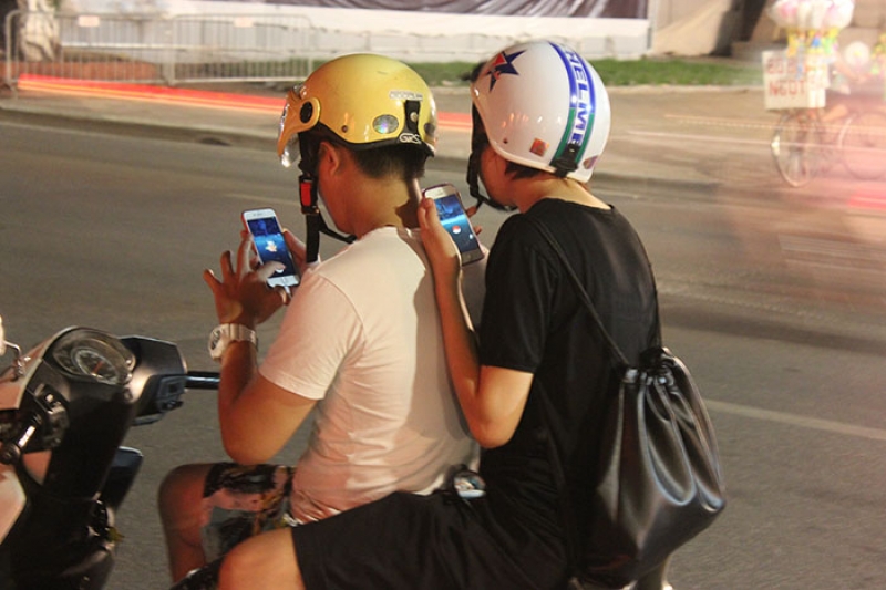 Hà Nội: Hơn 1h sáng, cả gia đình 'dắt nhau' đi 'bắt' Pokemon ha noi hon 1h sang ca gia dinh dat nhau di bat pokemon