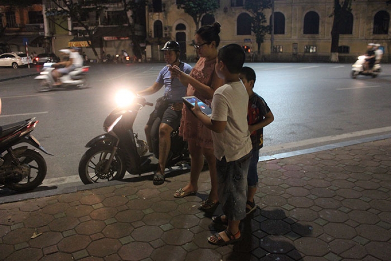Hà Nội: Hơn 1h sáng, cả gia đình 'dắt nhau' đi 'bắt' Pokemon ha noi hon 1h sang ca gia dinh dat nhau di bat pokemon