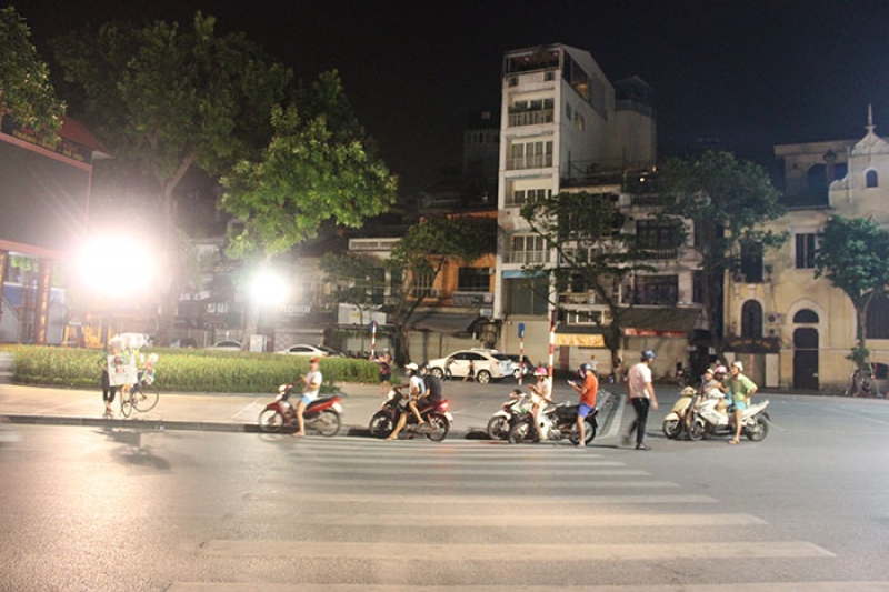 Hà Nội: Hơn 1h sáng, cả gia đình 'dắt nhau' đi 'bắt' Pokemon ha noi hon 1h sang ca gia dinh dat nhau di bat pokemon