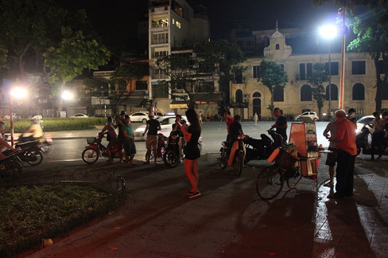 Hà Nội: Hơn 1h sáng, cả gia đình 'dắt nhau' đi 'bắt' Pokemon ha noi hon 1h sang ca gia dinh dat nhau di bat pokemon