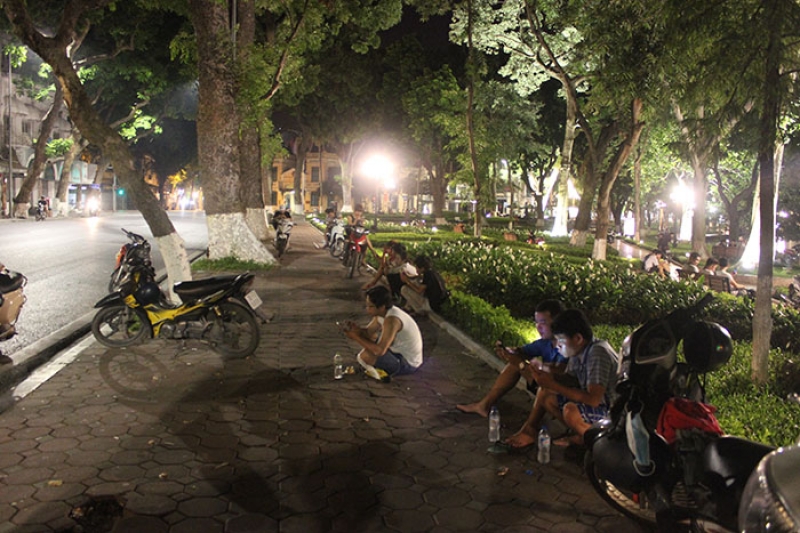Hà Nội: Hơn 1h sáng, cả gia đình 'dắt nhau' đi 'bắt' Pokemon ha noi hon 1h sang ca gia dinh dat nhau di bat pokemon