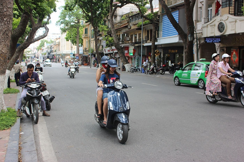 csgt ha noi tuan tra nhac nho nguoi su dung dien thoai khi dieu khien xe may