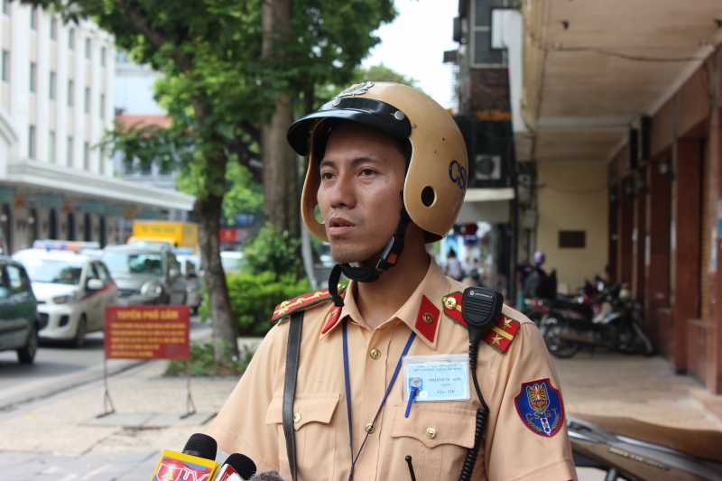csgt ha noi tuan tra nhac nho nguoi su dung dien thoai khi dieu khien xe may