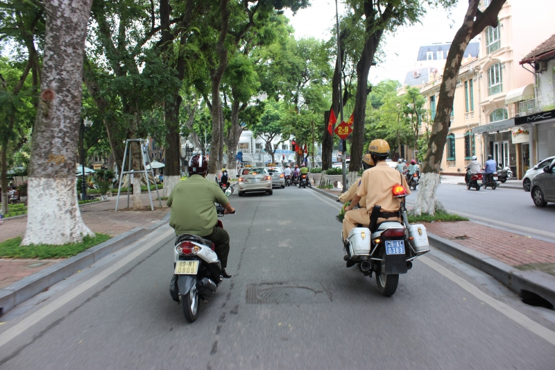 csgt ha noi tuan tra nhac nho nguoi su dung dien thoai khi dieu khien xe may