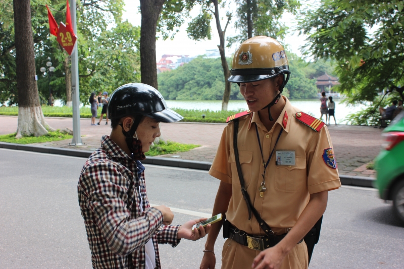 csgt ha noi tuan tra nhac nho nguoi su dung dien thoai khi dieu khien xe may