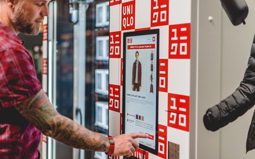 uniqlo sap co may ban quan ao tu dong