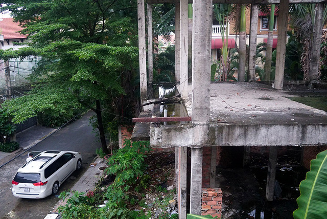 can canh nhem nhuoc cua khu biet thu bi bo hoang gan 10 nam giua long sai gon