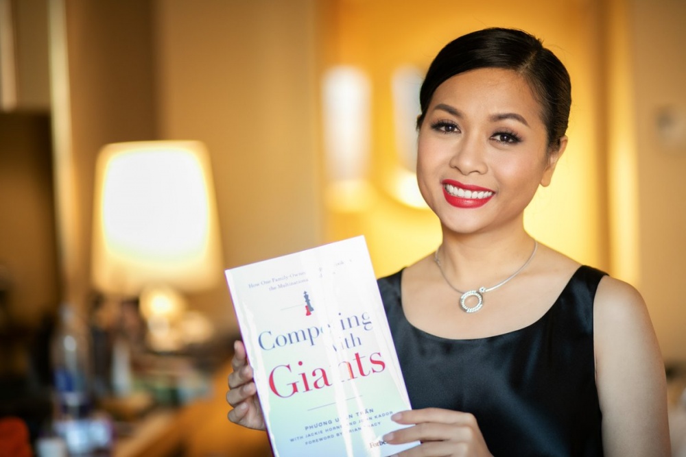 ba tran uyen phuong ra mat vuot len nguoi khong lo cuon sach cua tac gia vn dau tien duoc forbes xuat ban tai my
