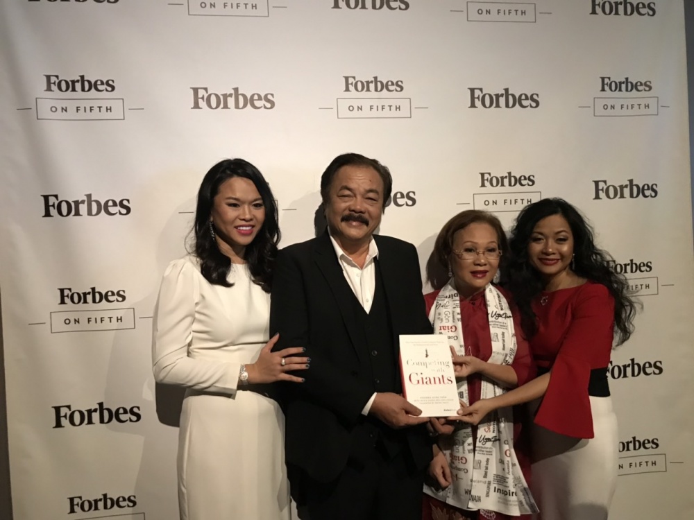 ba tran uyen phuong ra mat vuot len nguoi khong lo cuon sach cua tac gia vn dau tien duoc forbes xuat ban tai my