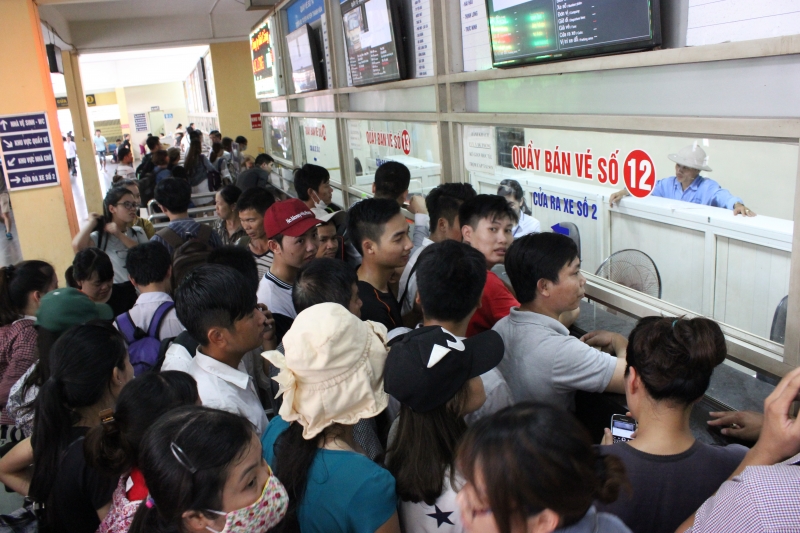 Người dân ùn ùn rời Thủ đô trước ngày nghỉ lễ ha noi nguoi dan do ra cac ben xe ve que nghi le