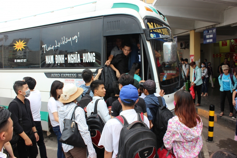 Người dân ùn ùn rời Thủ đô trước ngày nghỉ lễ ha noi nguoi dan do ra cac ben xe ve que nghi le