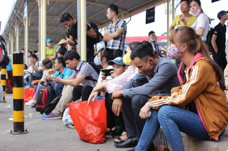 Người dân ùn ùn rời Thủ đô trước ngày nghỉ lễ ha noi nguoi dan do ra cac ben xe ve que nghi le