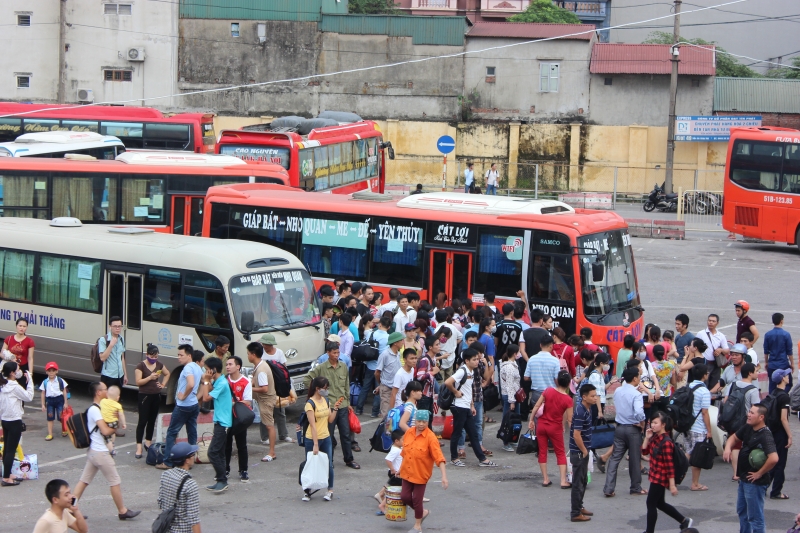 Người dân ùn ùn rời Thủ đô trước ngày nghỉ lễ ha noi nguoi dan do ra cac ben xe ve que nghi le