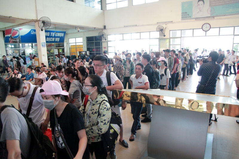 Người dân ùn ùn rời Thủ đô trước ngày nghỉ lễ ha noi nguoi dan do ra cac ben xe ve que nghi le