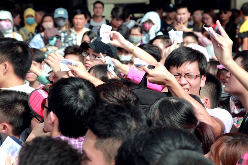Người dân ùn ùn rời Thủ đô trước ngày nghỉ lễ ha noi nguoi dan do ra cac ben xe ve que nghi le