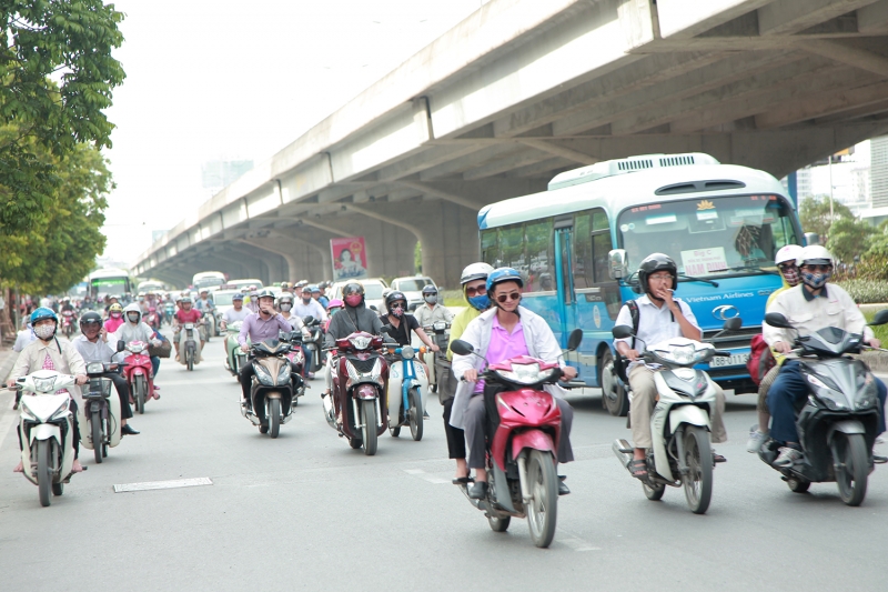 Người dân ùn ùn rời Thủ đô trước ngày nghỉ lễ ha noi nguoi dan do ra cac ben xe ve que nghi le