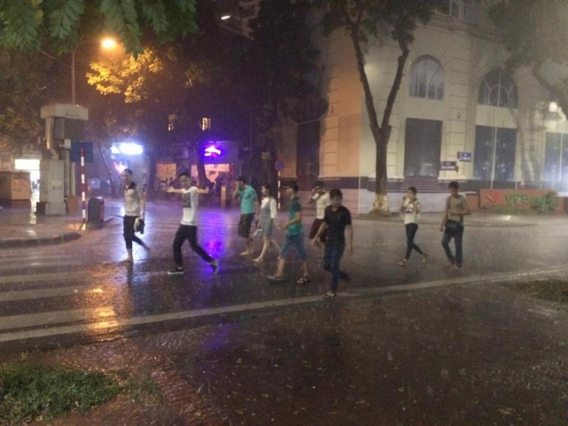 csgt nhuong cho tru mua cho nguoi dan tren pho di bo