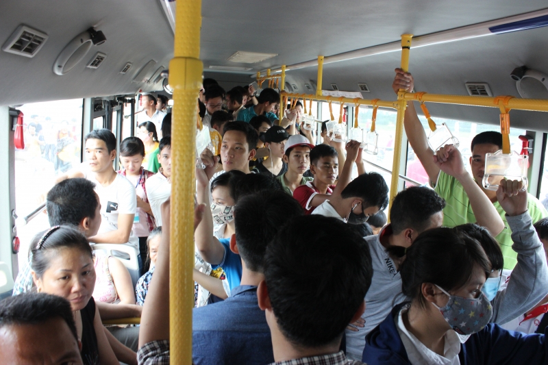 Dòng người tất tả quay lại Thủ đô sau kì nghỉ lễ nguoi dan un un quay lai thu do sau ki nghi le