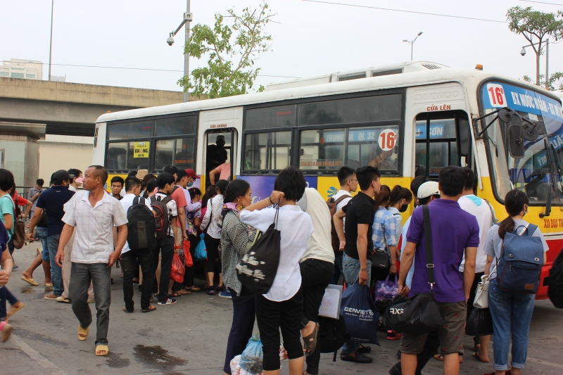Dòng người tất tả quay lại Thủ đô sau kì nghỉ lễ nguoi dan un un quay lai thu do sau ki nghi le