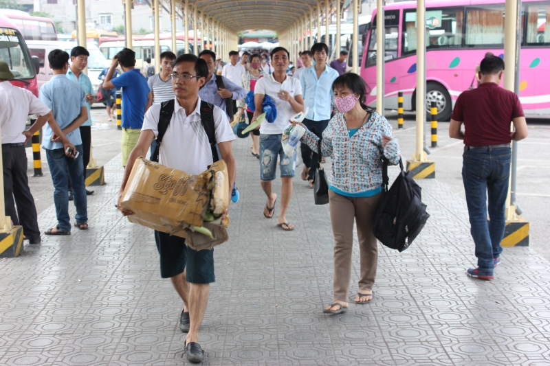 Dòng người tất tả quay lại Thủ đô sau kì nghỉ lễ nguoi dan un un quay lai thu do sau ki nghi le