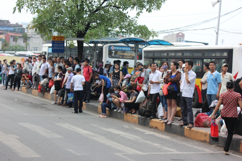 Dòng người tất tả quay lại Thủ đô sau kì nghỉ lễ nguoi dan un un quay lai thu do sau ki nghi le