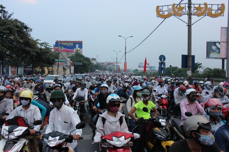 Dòng người tất tả quay lại Thủ đô sau kì nghỉ lễ nguoi dan un un quay lai thu do sau ki nghi le