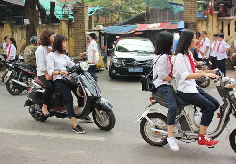 Nhan nhản hình ảnh vi phạm luật giao thông ngày khai giảng nhan nhan hinh anh vi pham luat giao thong ngay khai giang