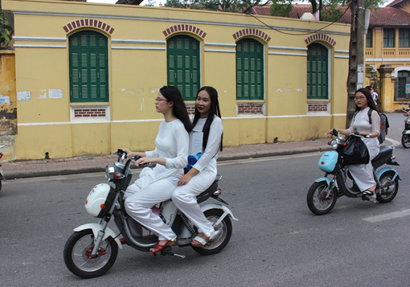 Nhan nhản hình ảnh vi phạm luật giao thông ngày khai giảng nhan nhan hinh anh vi pham luat giao thong ngay khai giang