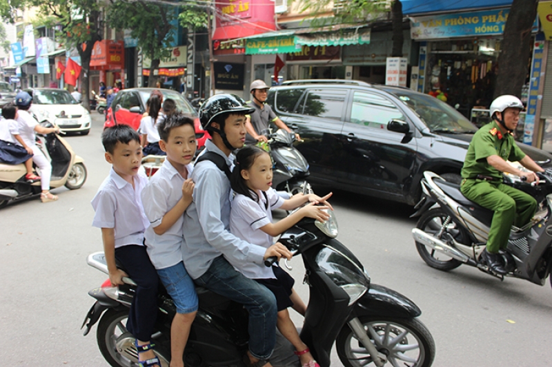 Nhan nhản hình ảnh vi phạm luật giao thông ngày khai giảng nhan nhan hinh anh vi pham luat giao thong ngay khai giang