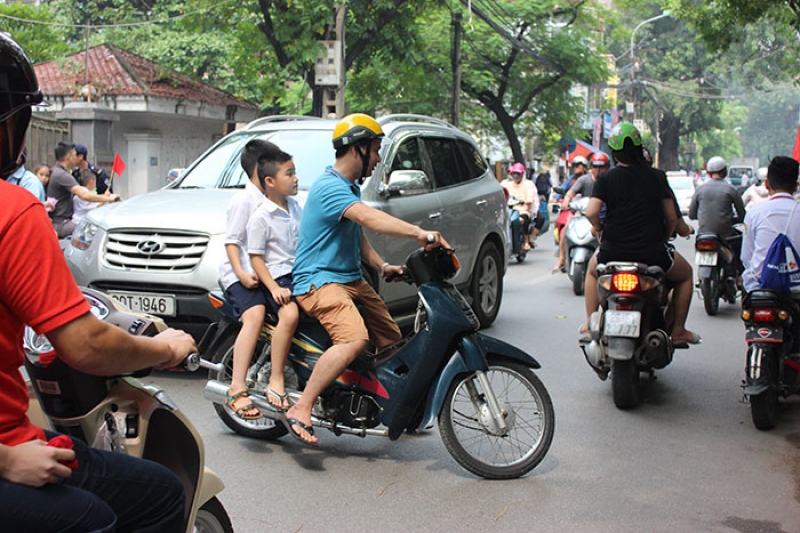 Nhan nhản hình ảnh vi phạm luật giao thông ngày khai giảng nhan nhan hinh anh vi pham luat giao thong ngay khai giang