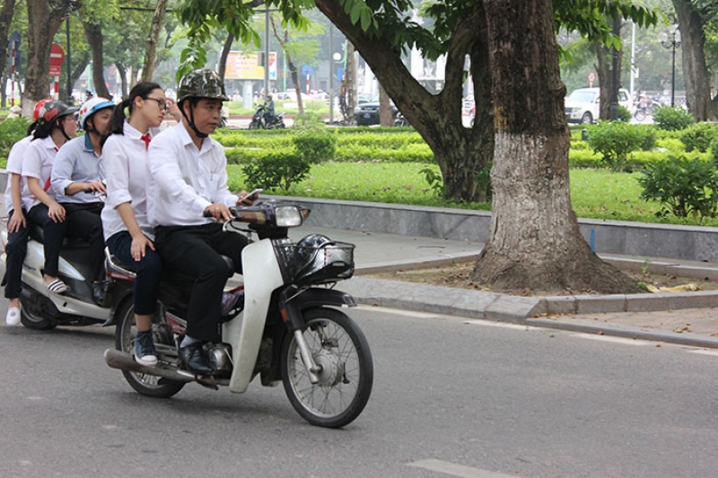 Nhan nhản hình ảnh vi phạm luật giao thông ngày khai giảng nhan nhan hinh anh vi pham luat giao thong ngay khai giang