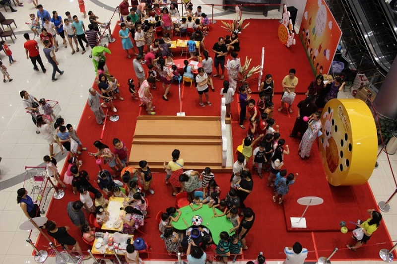 ha noi cac trung tam thuong mai trang hoang ruc ro don trung thu