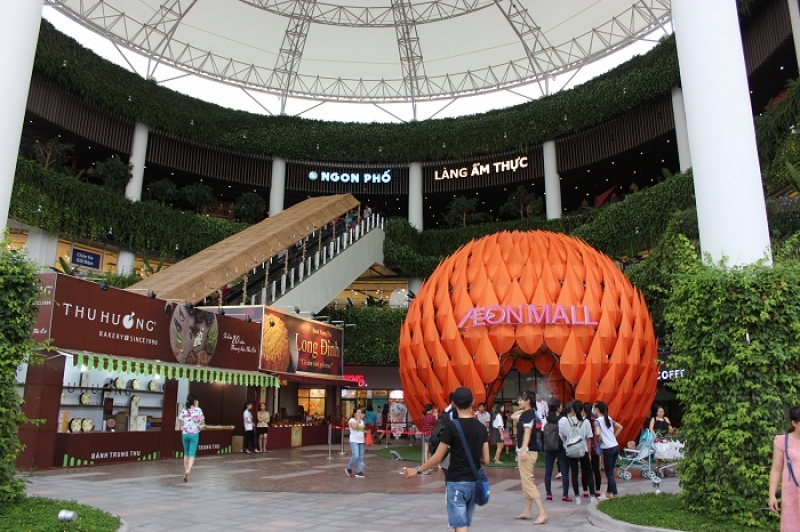 ha noi cac trung tam thuong mai trang hoang ruc ro don trung thu