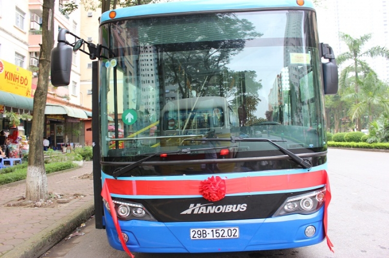ha noi dua vao hoat dong them 25 xe buyt mau xanh