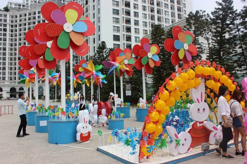 ha noi cac trung tam thuong mai trang hoang ruc ro don trung thu